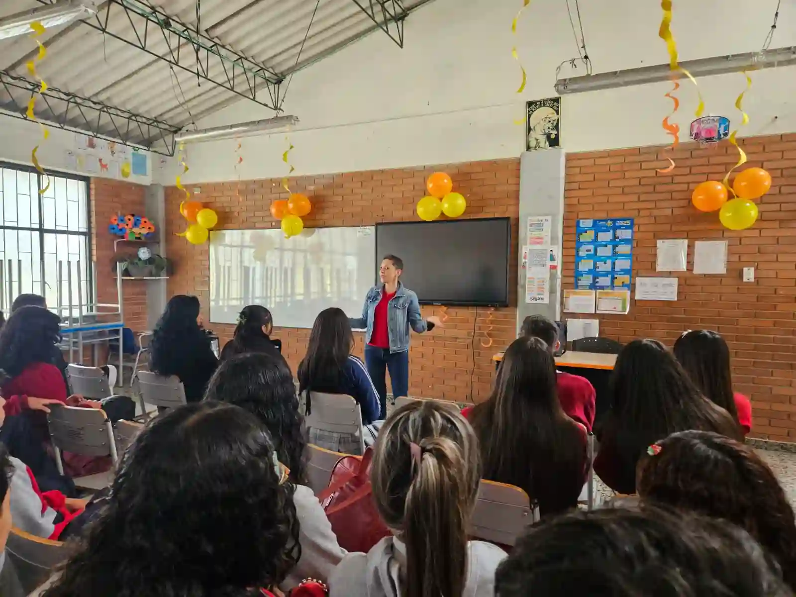 Marian Flores con docentes