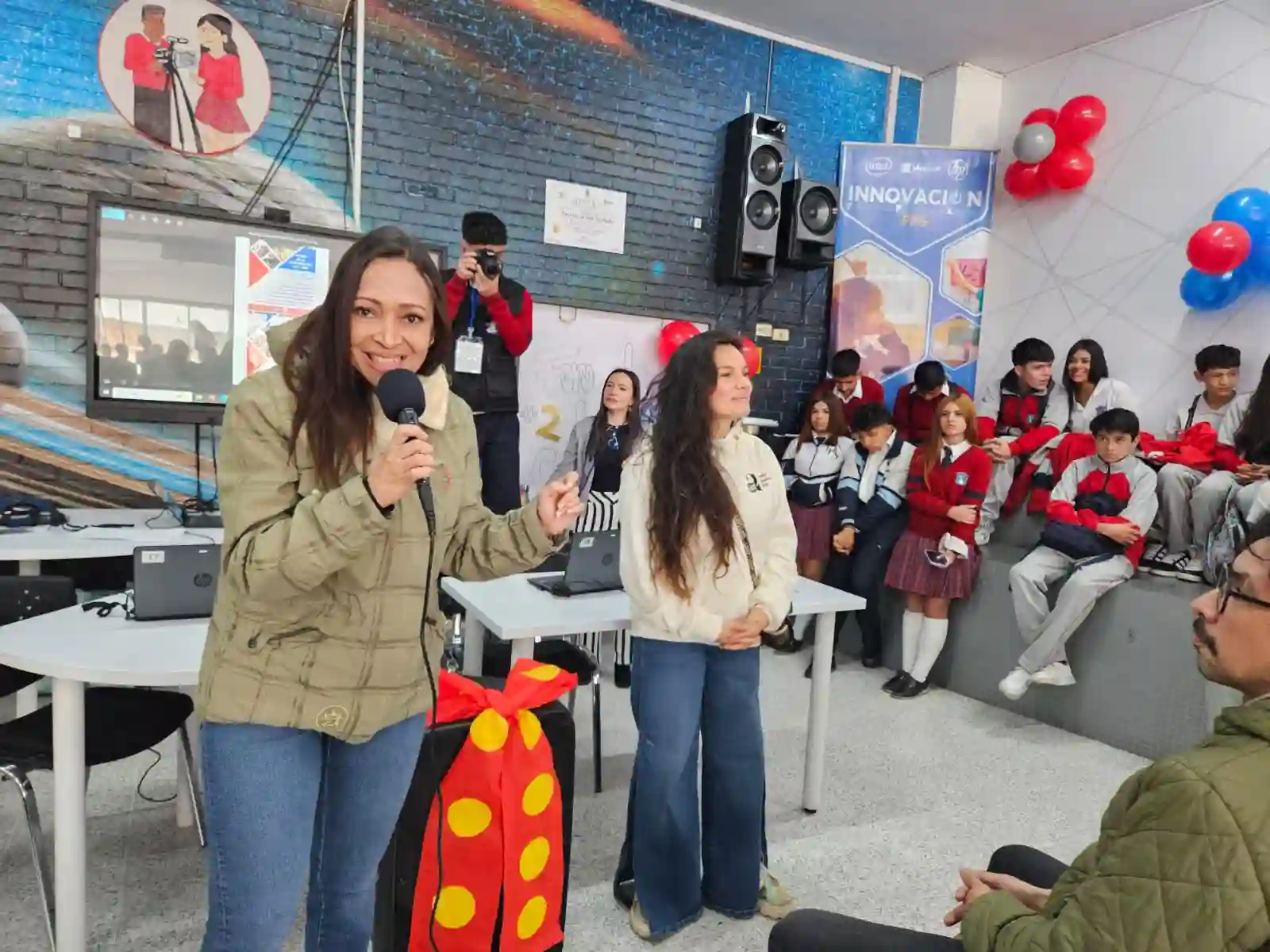 Estudiantes presentando sus trabajos
