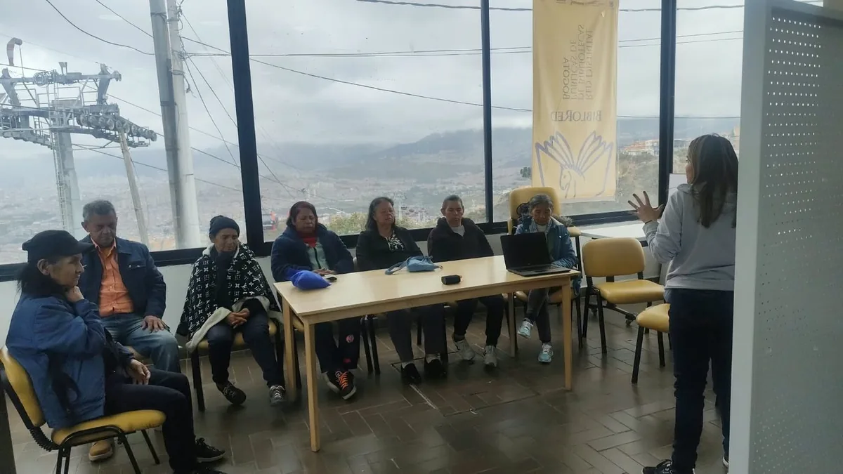 Encuentro con adultos mayores con vista a Ciudad Bolívar