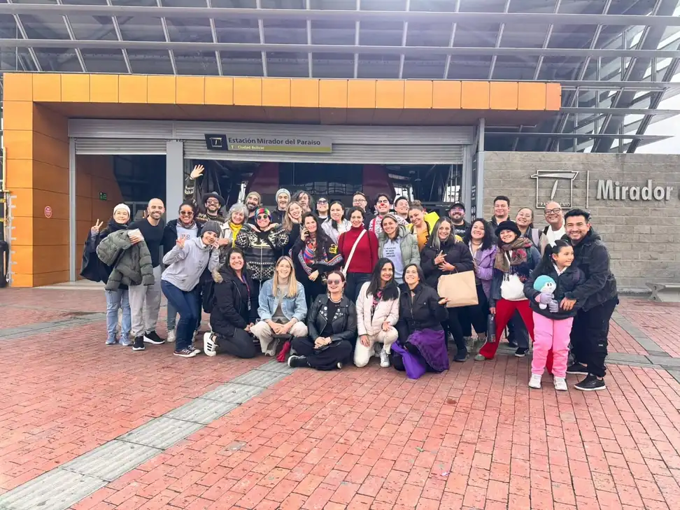 Talleristas y voluntarios de Talento Semilla en la estación Mirador del Paraíso del TransMiCable