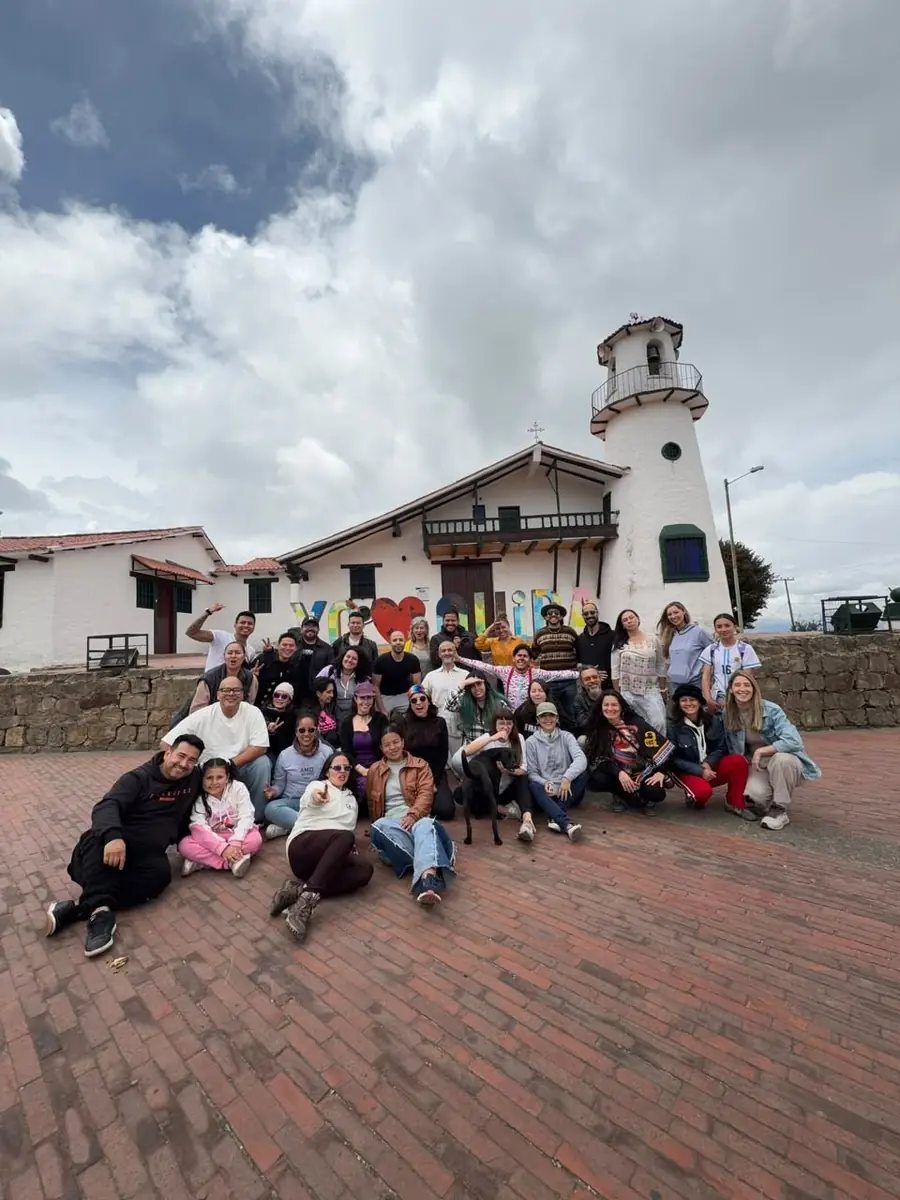 Foto de grupo frente a la iglesia de Quiba