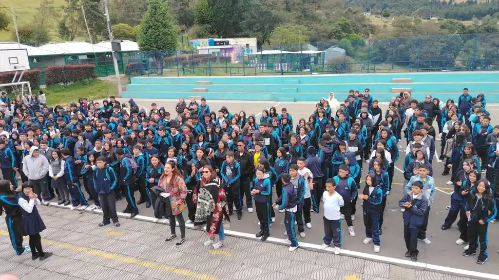 Estudiantes del Colegio Rural Quiba Alta en el patio