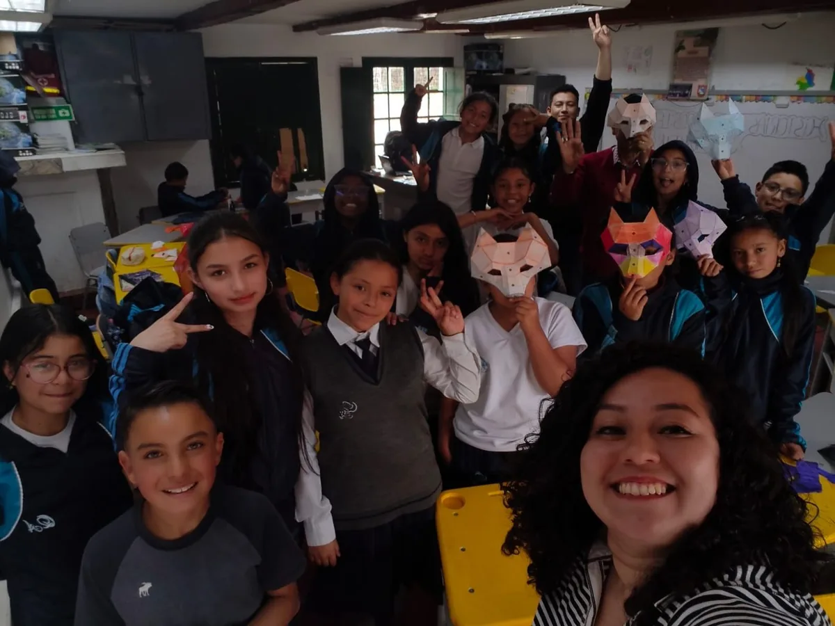 Estudiantes con sus máscaras al final de un taller