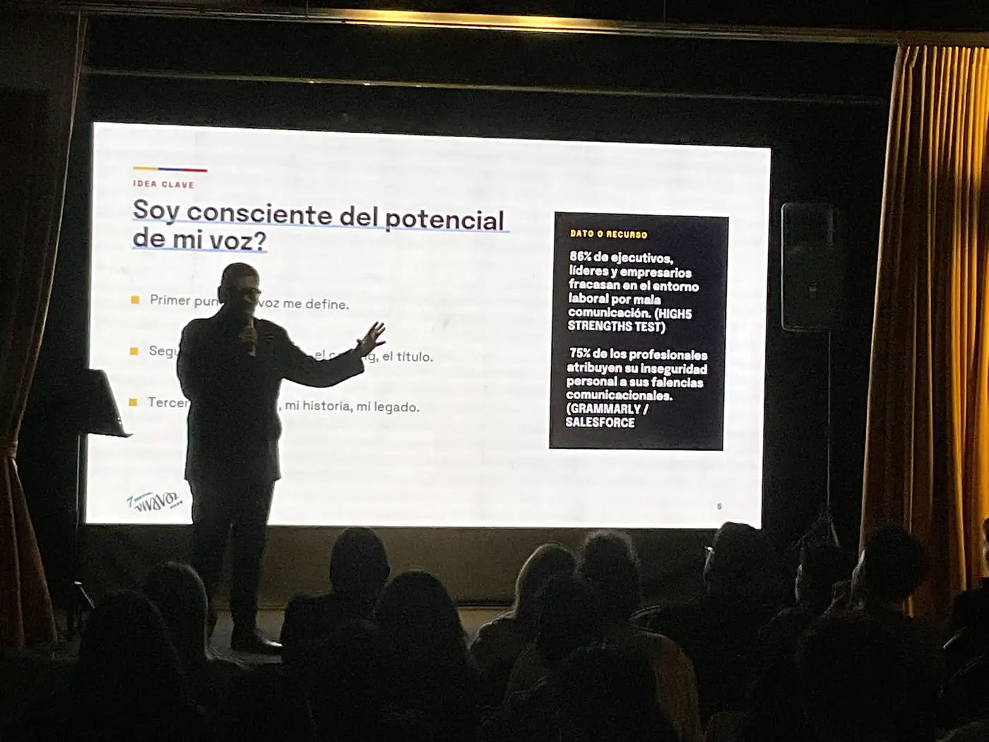Omar Antonio durante su charla «Soy yo, esta es mi voz»