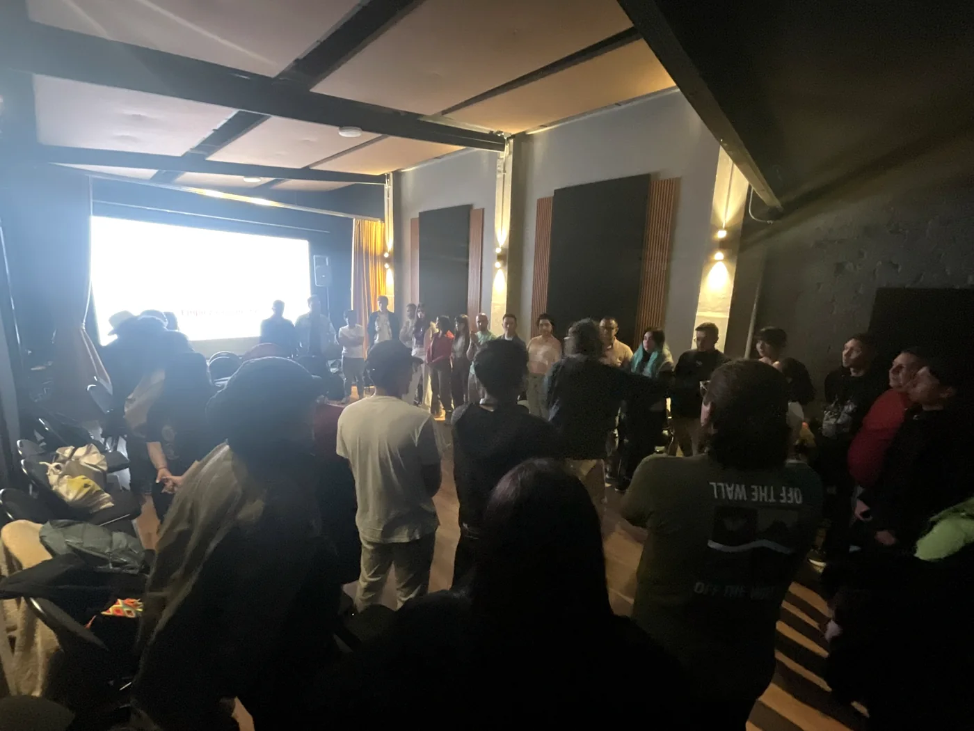 El público de Micrófono Abierto en la sala principal de Casa A Voz Estudios