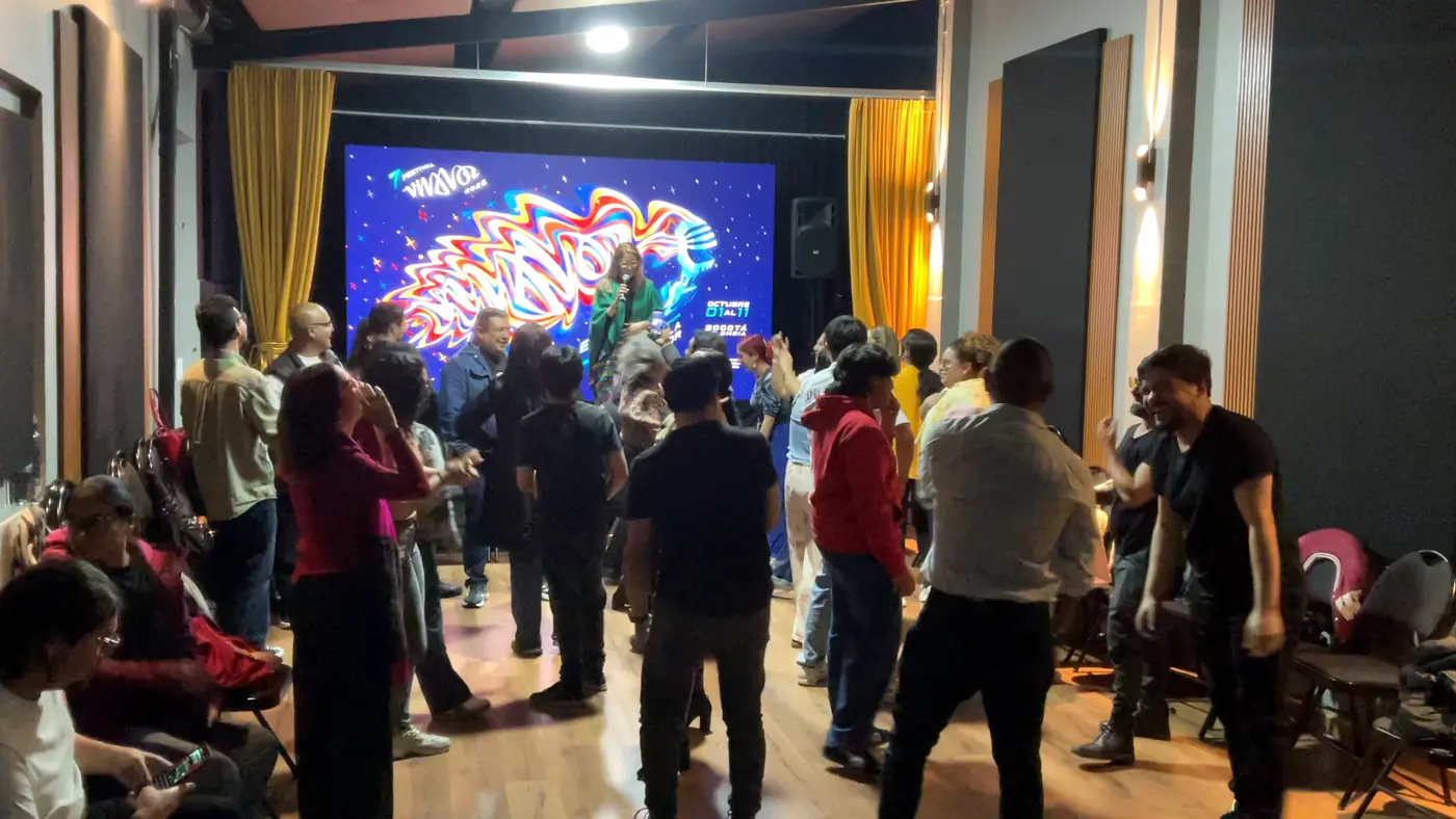 Natalia Salazar dirige la activación final con toda la sala en movimiento