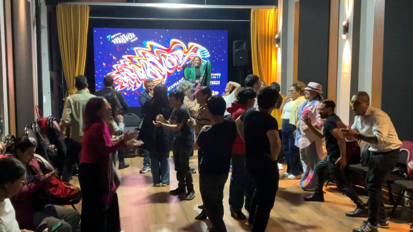 La sala principal de Casa A Voz Estudios en movimiento durante la activación de Natalia Salazar