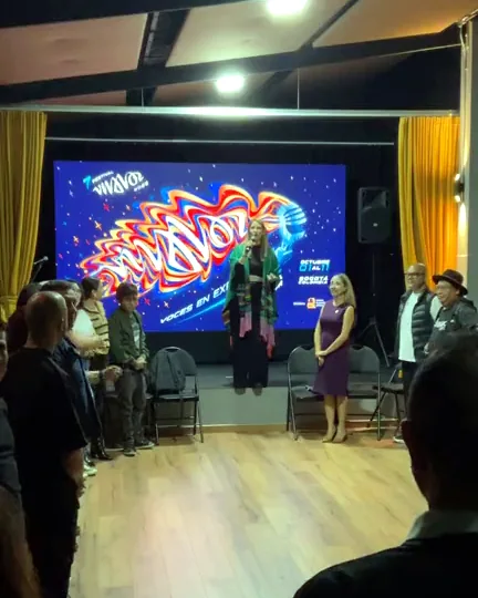 El público en círculo durante los juegos de improvisación de Natalia Salazar