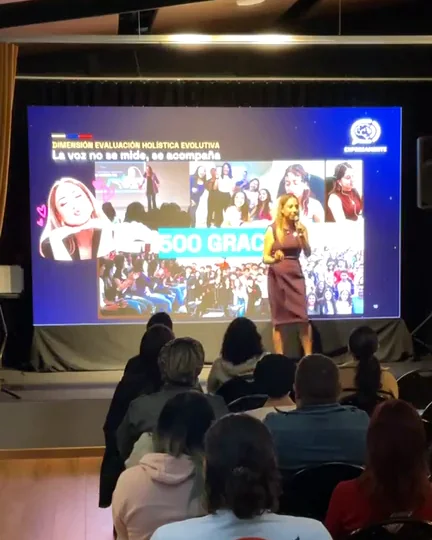Vivi Arreola presenta Expresamente en Casa A Voz Estudios