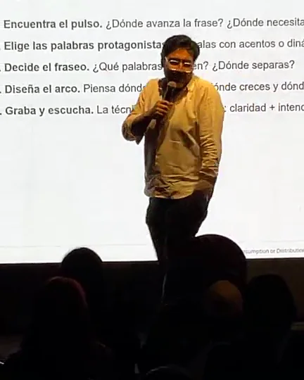 Jairo Paz durante su charla sobre conceptos musicales aplicados a la voz comercial